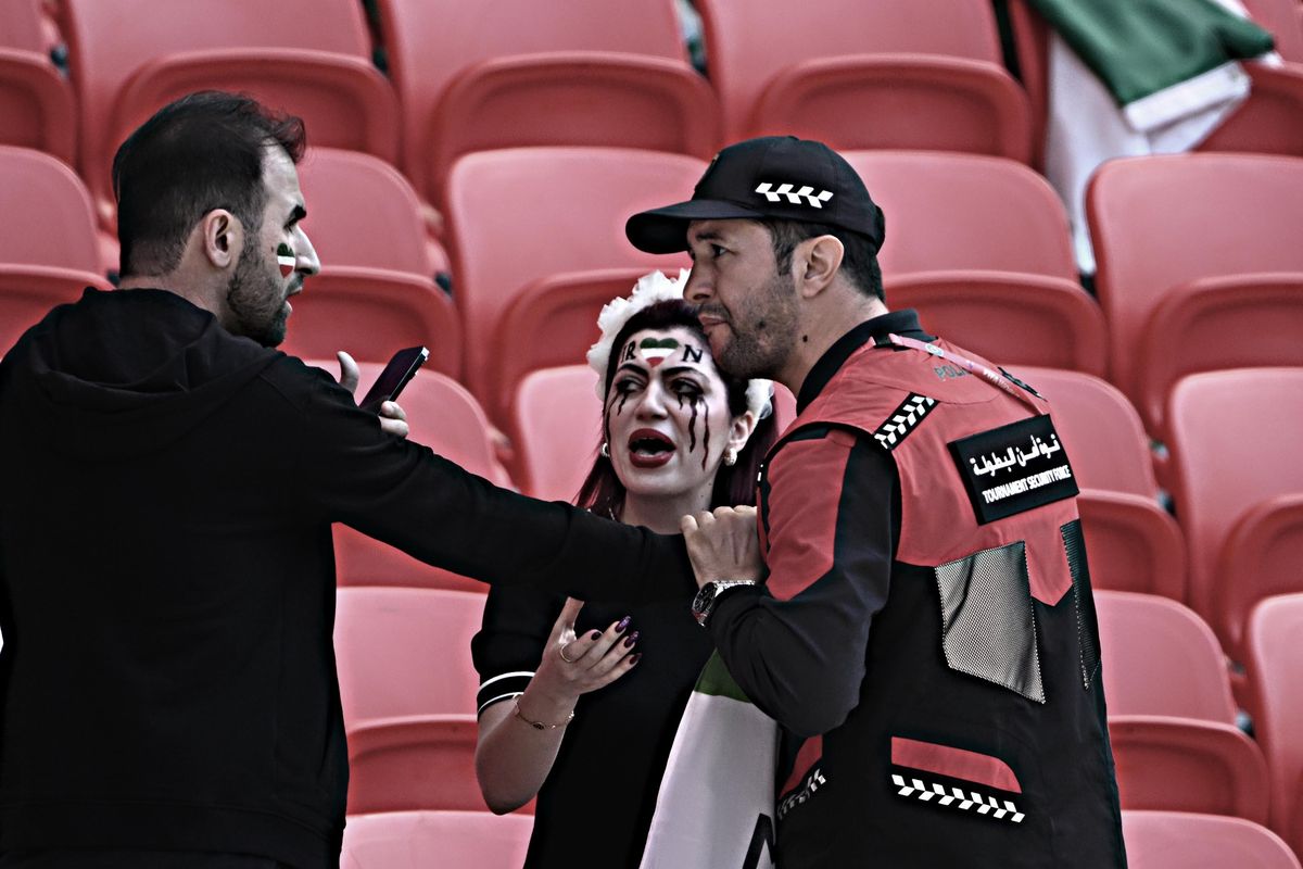 Vietata la protesta ai tifosi iraniani. La Fifa fa squadra con gli ayatollah