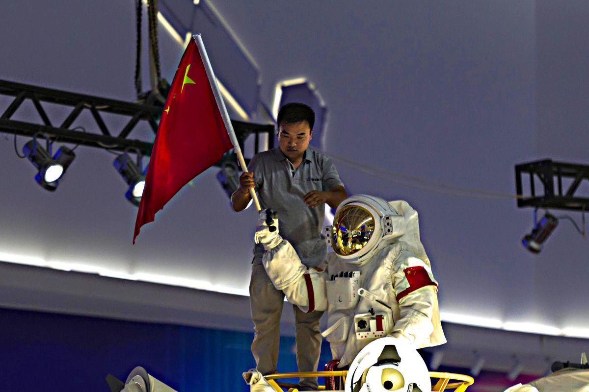La Cina sfida gli Usa. Progetta una base nucleare sulla Luna entro il 2028
