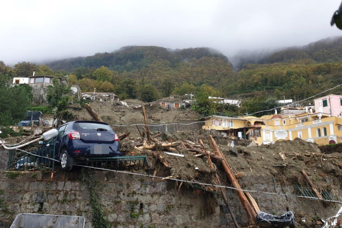 Frane di fango travolgono Ischia. Una vittima e 11 dispersi, ma si scava