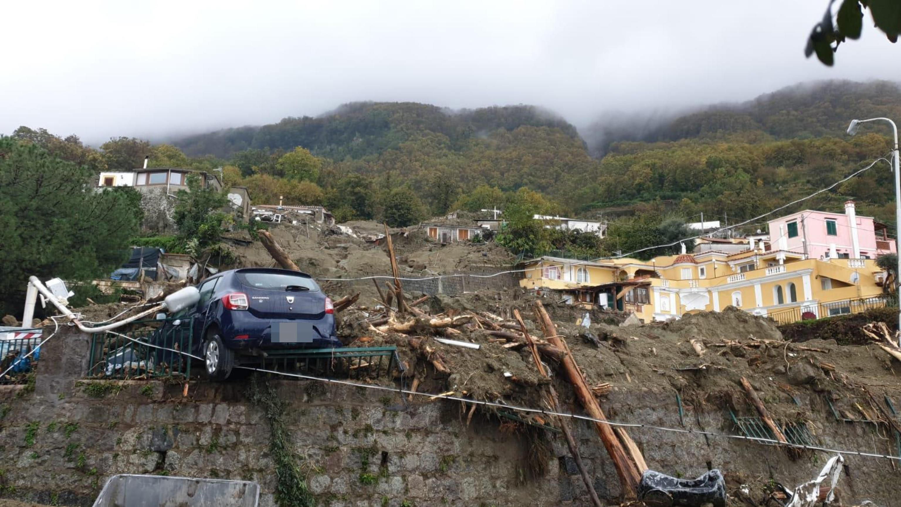 Frane di fango travolgono Ischia. Una vittima e 11 dispersi, ma si scava