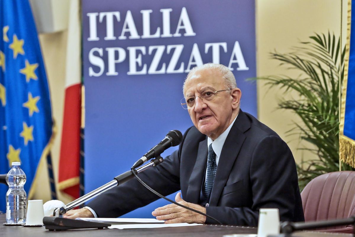 È facile indignarsi per i condoni a Ischia. Ma qui De Luca s’era perso il bazooka