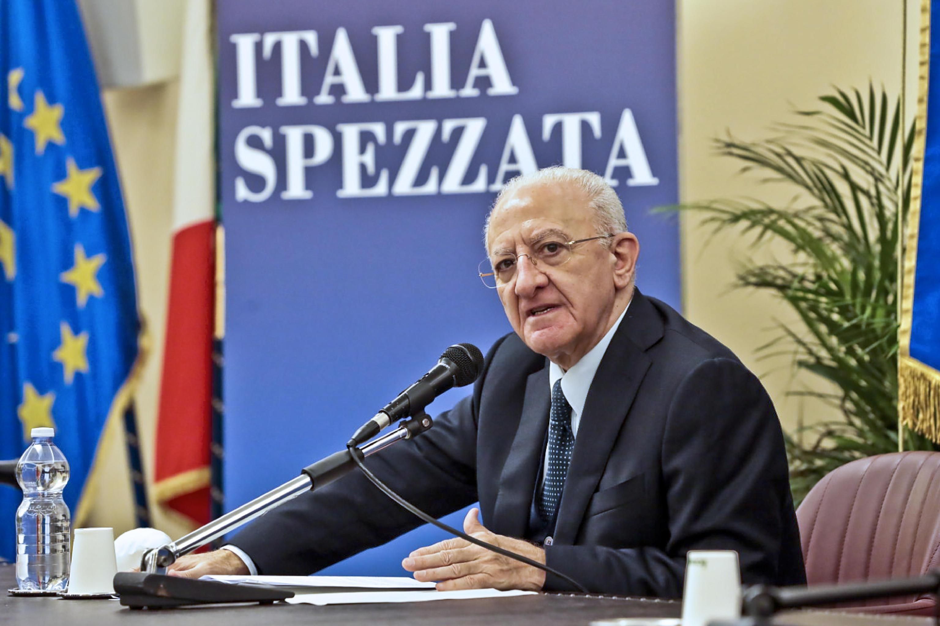 È facile indignarsi per i condoni a Ischia. Ma qui De Luca s’era perso il bazooka