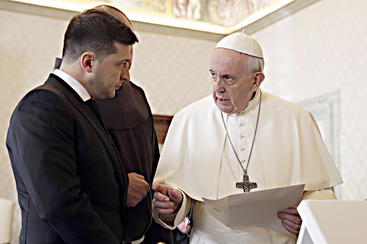 Putin accetta la mediazione del Papa. Zelensky dice no e litiga pure coi suoi