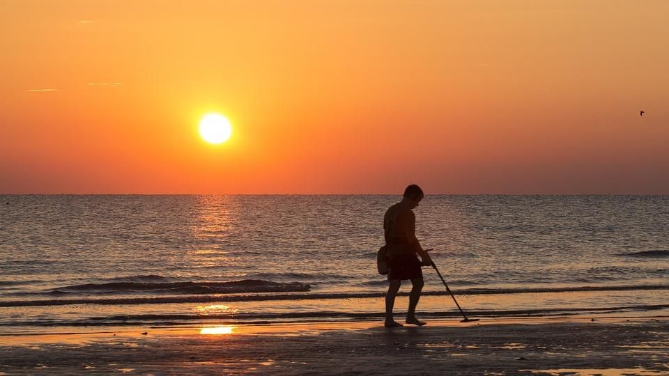 Guy finds $40,000 ring with a metal detector - Upworthy