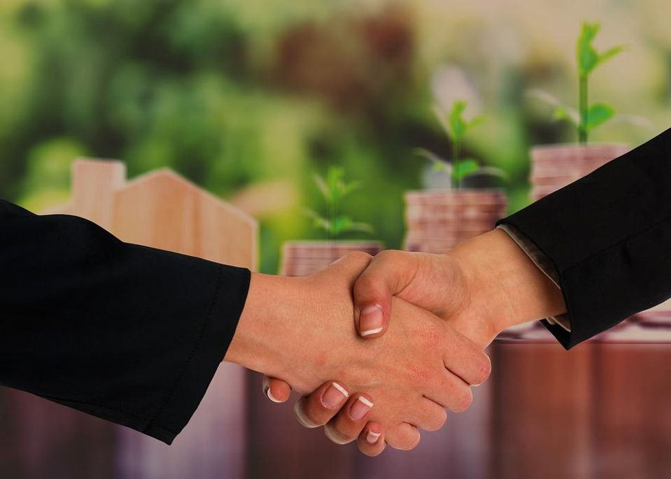 https://www.maxpixel.net/Real-Estate-Handshake-Agreement-Gesture-Business-6506332