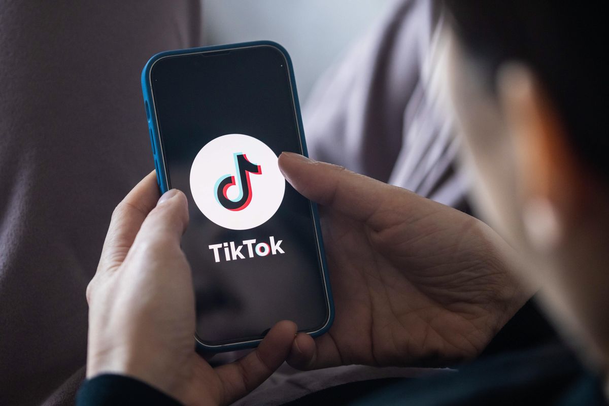 Il sospetto su TikTok: «Dà contenuti seri ai cinesi e balletti idioti ai nostri ragazzi»