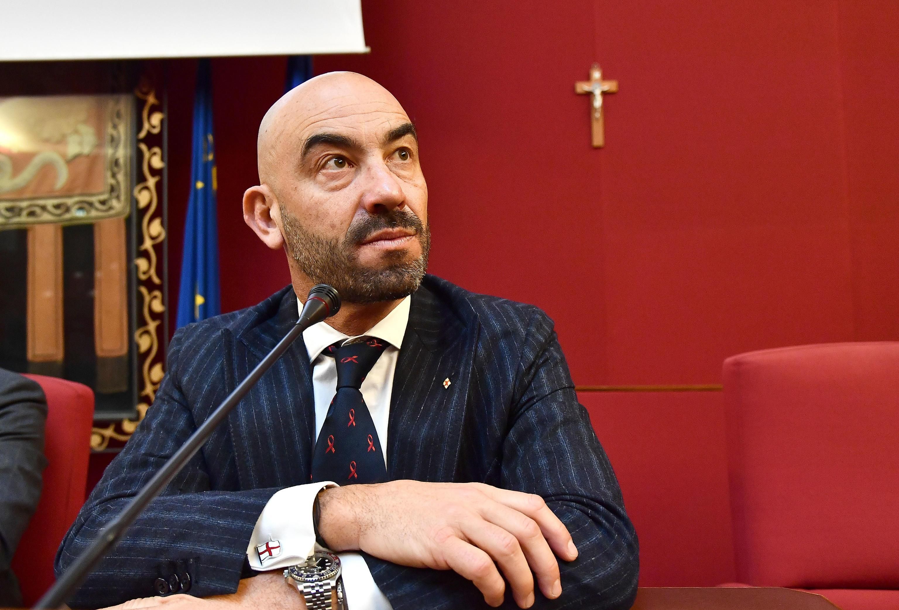 Bassetti il censore vuole che non si parli di effetti avversi