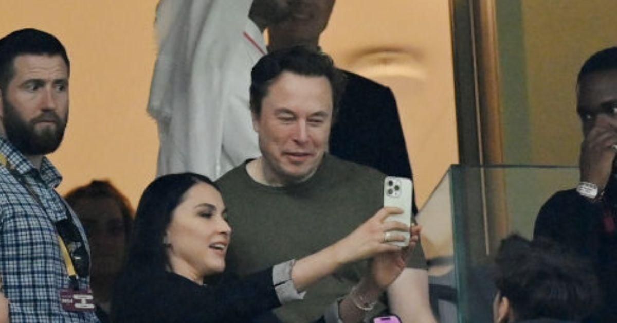 Elon Musk posing with a fan for a selfie at the FIFA World Cup 2022