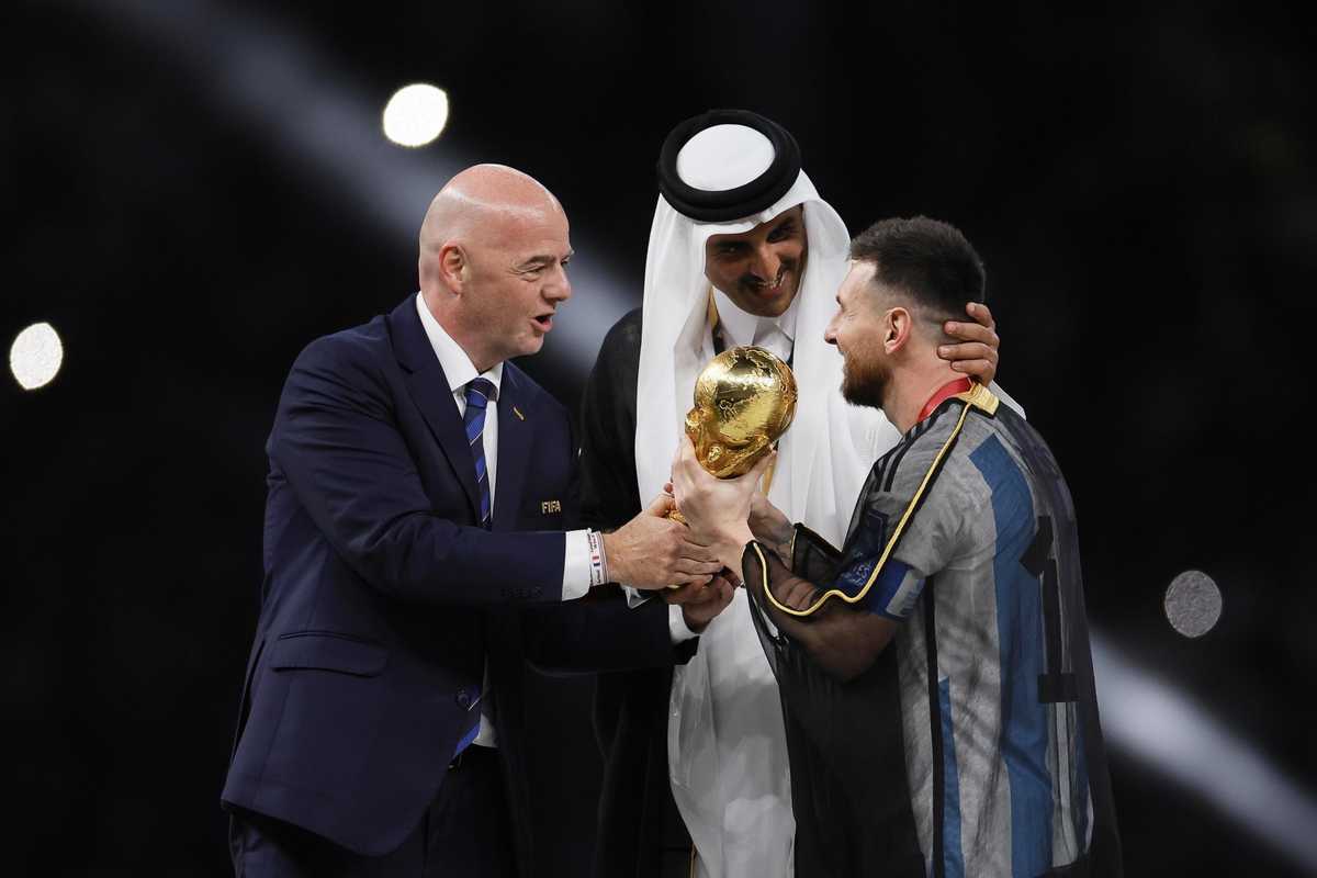 La veste imposta sulle spalle di Messi serve a coprire le malefatte del Qatar