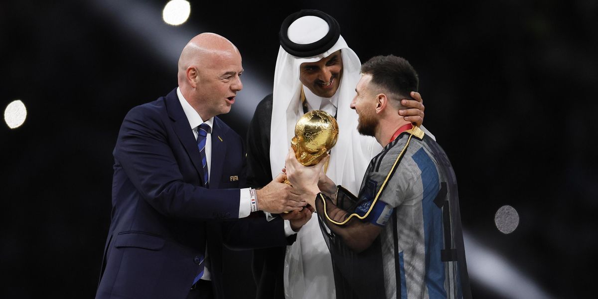 La veste imposta sulle spalle di Messi serve a coprire le malefatte del