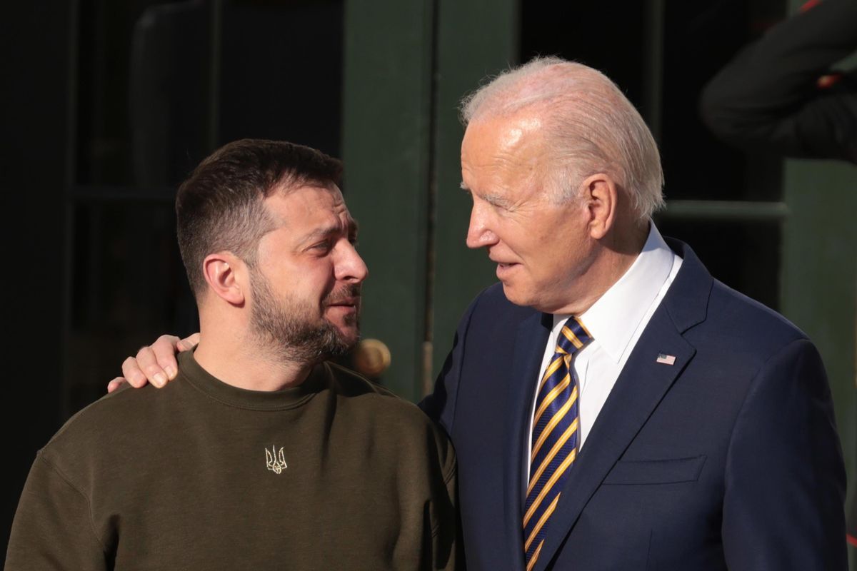 Zelensky vola negli Stati Uniti per chiedere soldi e armi. E Biden raddoppia la posta
