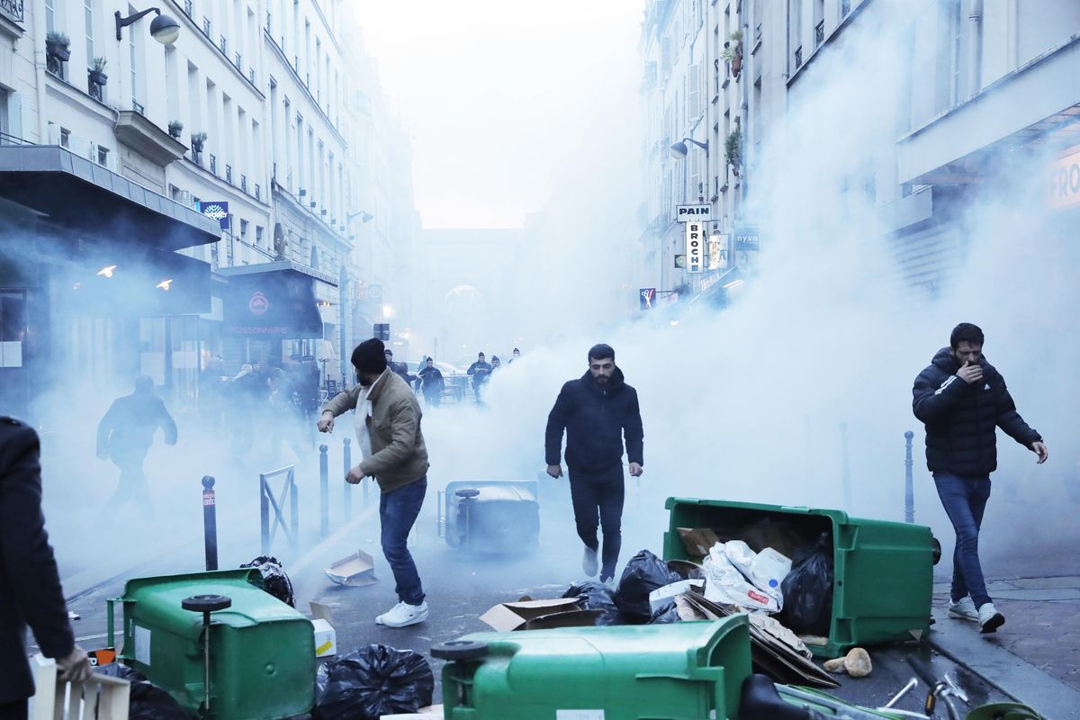 Uccide tre curdi a Parigi: esplode la guerriglia