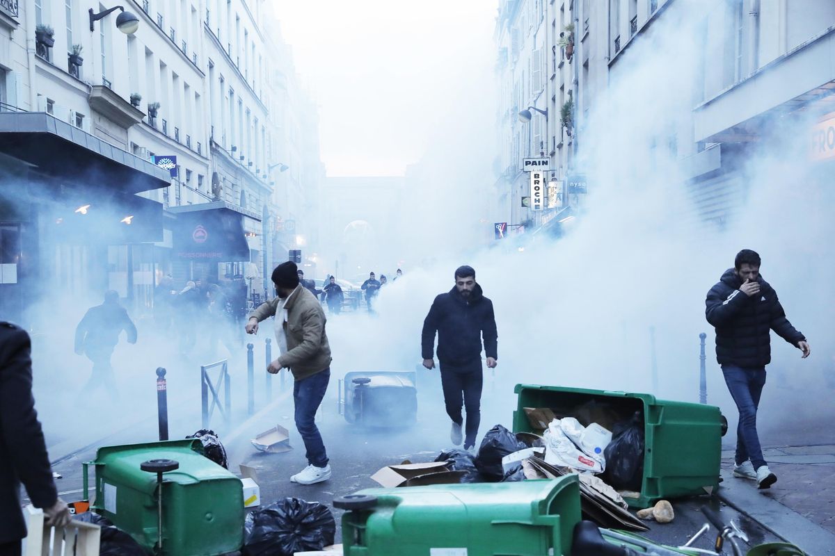 Uccide tre curdi a Parigi: esplode la guerriglia