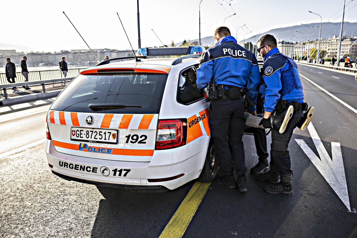 Boom di effetti avversi tra i poliziotti. Mentre Aifa latita, la Svizzera indaga