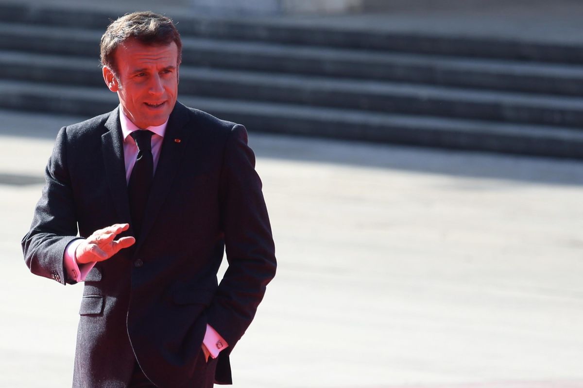 Nuovo autogol «ecologico» di Macron. Dopo le centrali, spegnerà gli aerei