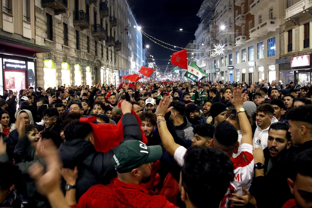 Sassaiole, saccheggi, roghi e arresti. Il Marocco vince e l’Europa brucia