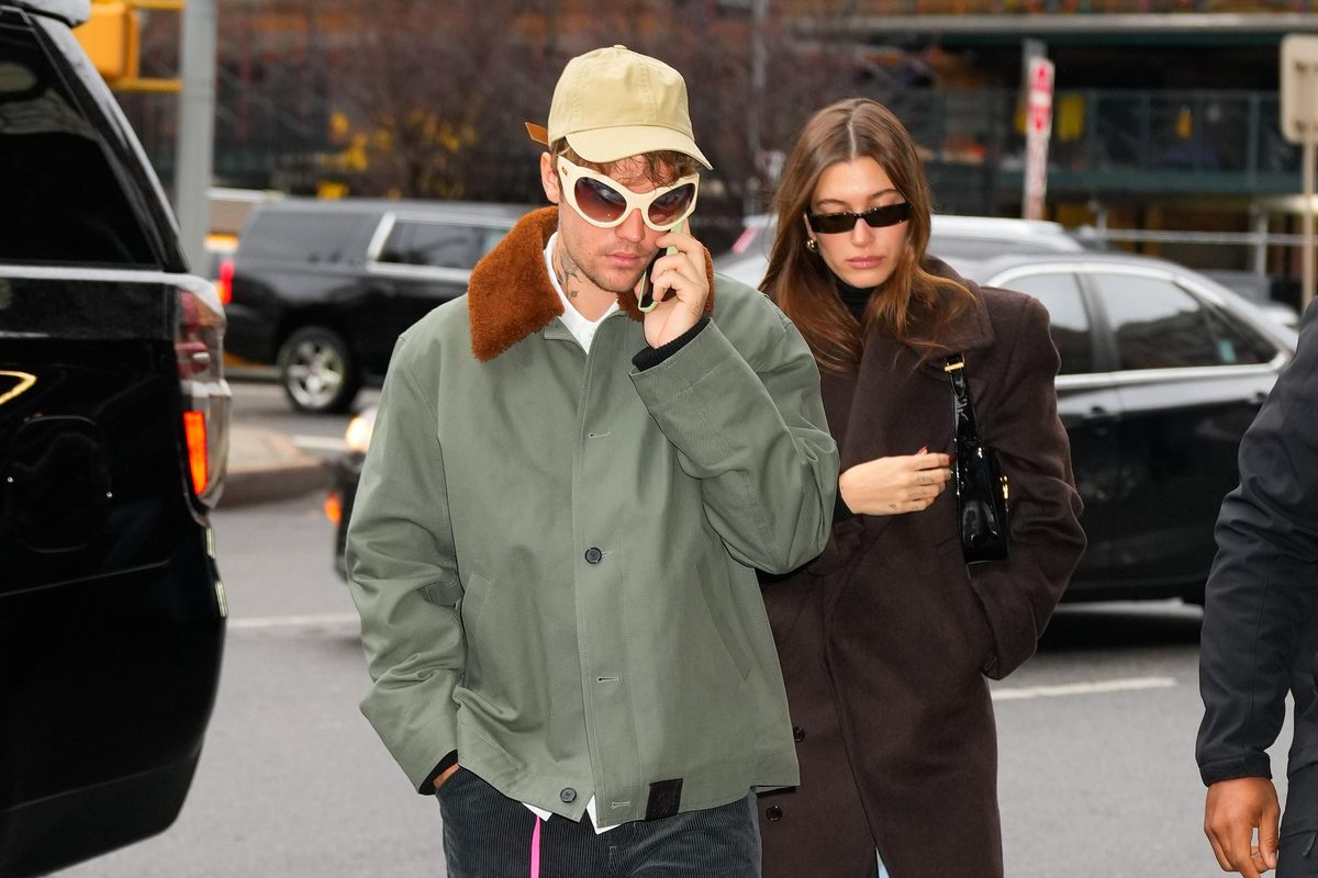 Udseende Gangster Det Justin Bieber Hits New York in Huge Insect-Style Sunglasses - PAPER Magazine