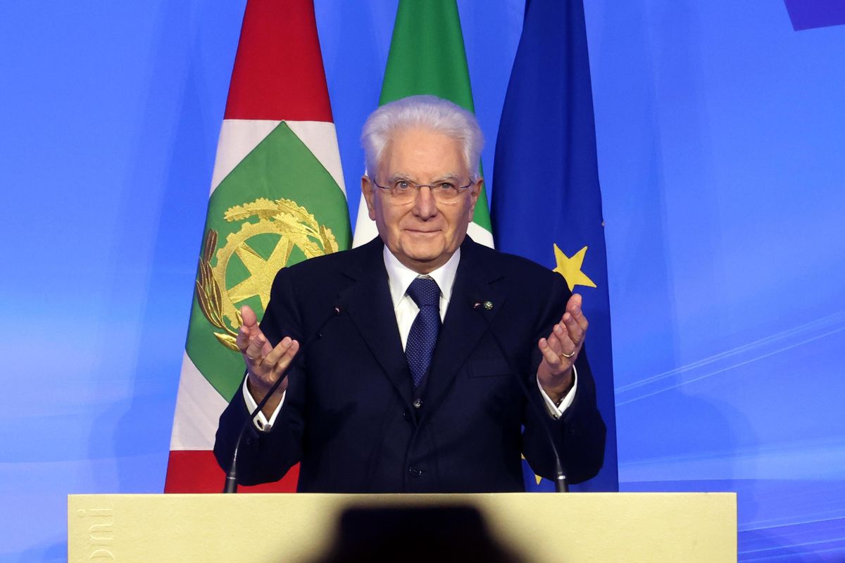 Mentre fa il finto pontiere Mattarella prepara la gabbia per intrappolare la Meloni