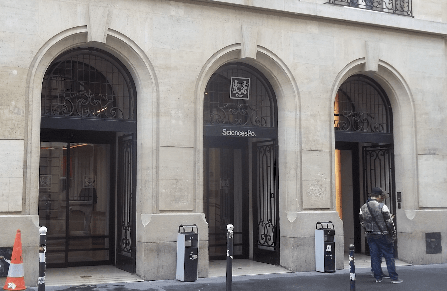 Utilizza i termini «uomini» e «donne». Prof licenziata dopo le proteste Lgbt