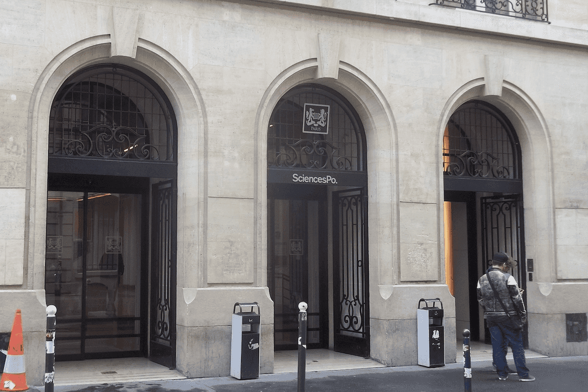 Utilizza i termini «uomini» e «donne». Prof licenziata dopo le proteste Lgbt