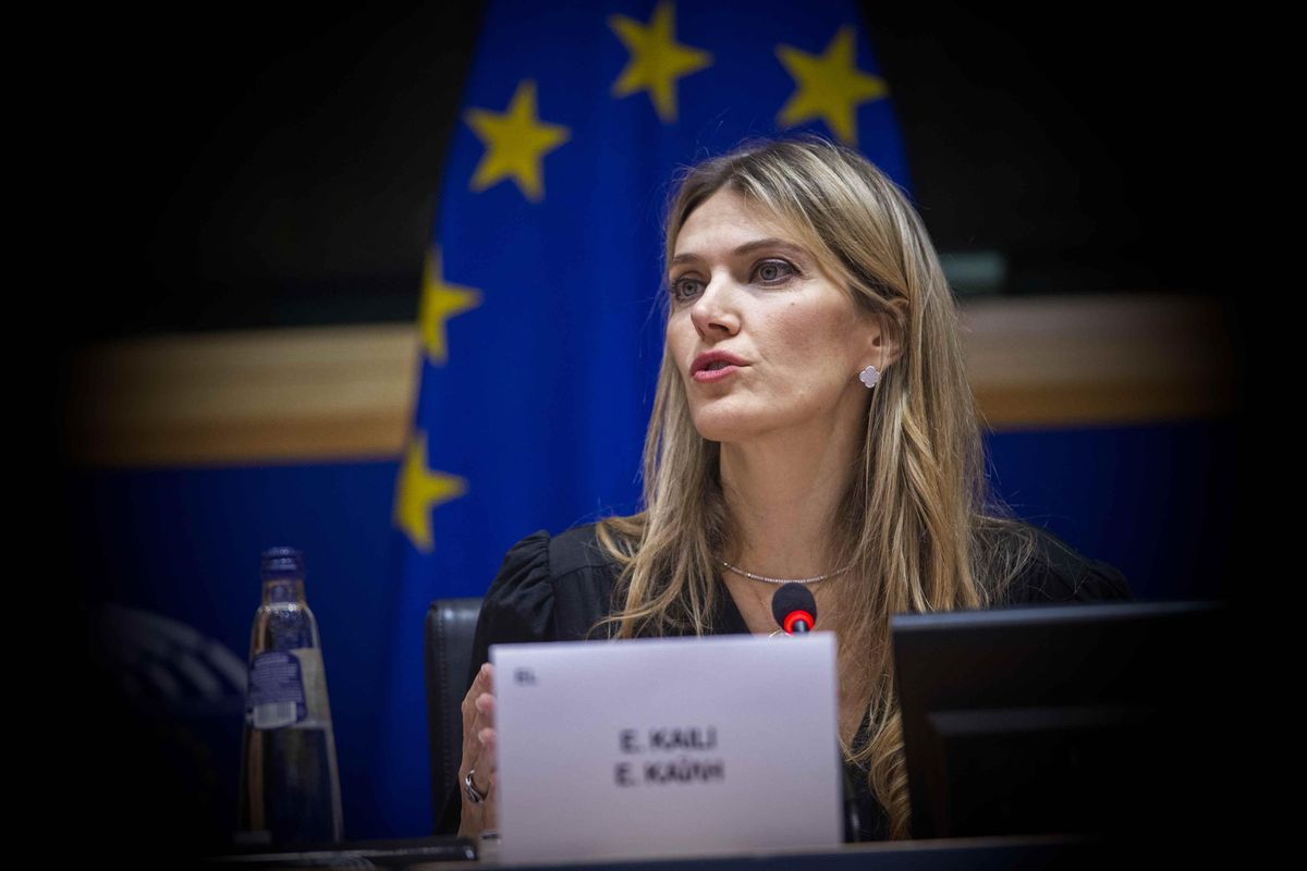 Scandalo Mondiale: a casa della star dei socialisti europei sacchi di banconote