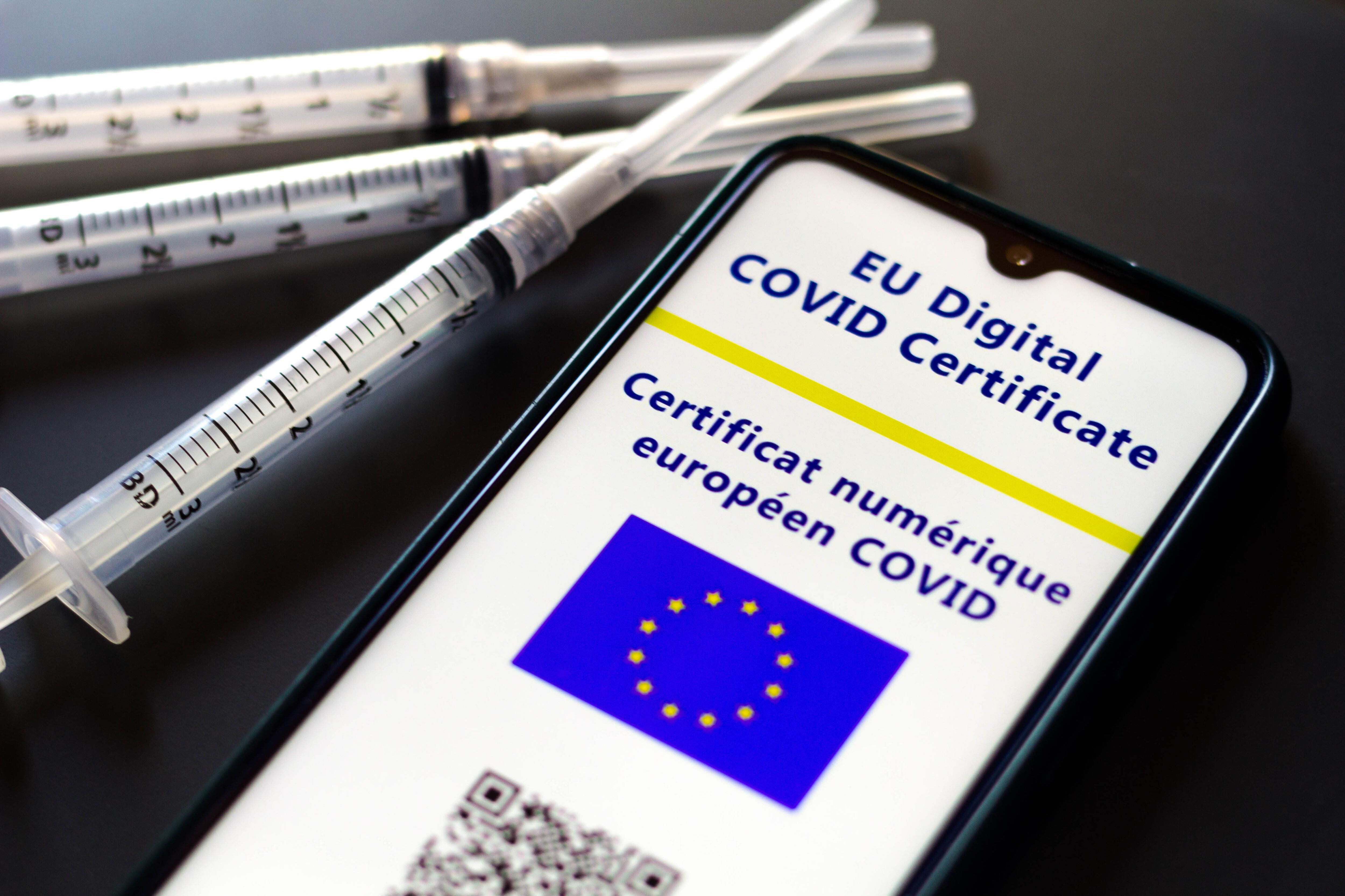 Più vaccini e più green pass: l’Ue tira dritto