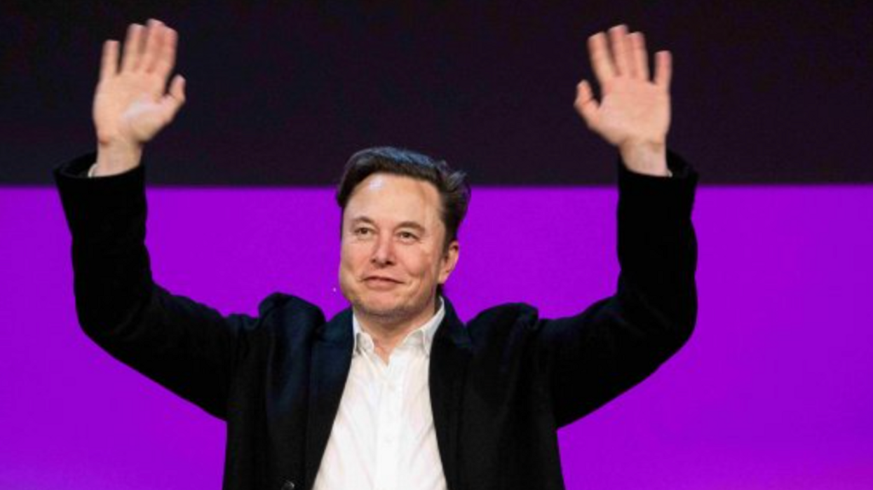 Elon Musk Booed Relentlessly During Cameo With Dave Chappelle (VIDEO)