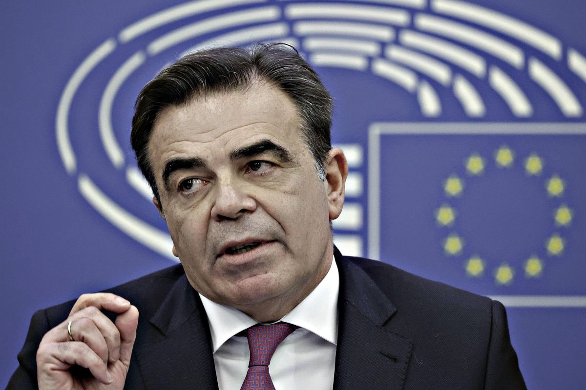 Il vice di Ursula ora si sente braccato. «Regali dal Qatar? Pallone e cioccolata»