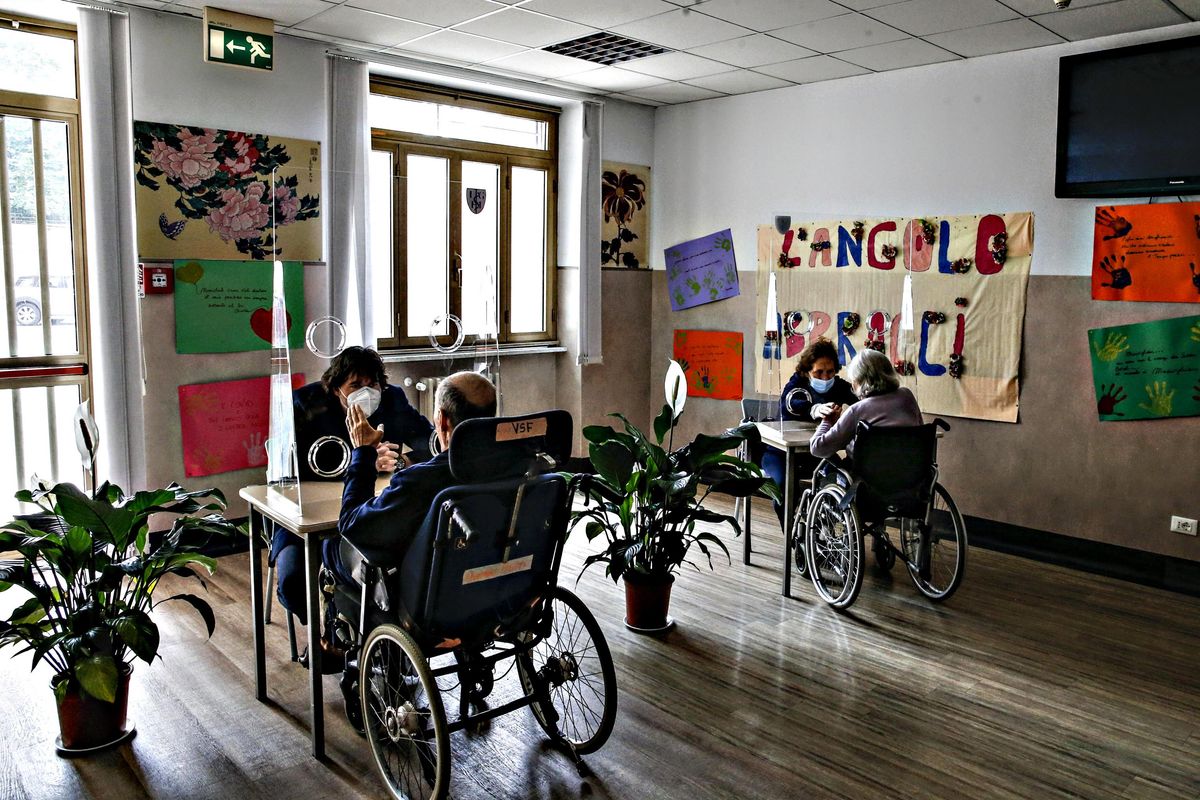Nelle Rsa non serve più il green pass. Basta tamponi nei pronto soccorso