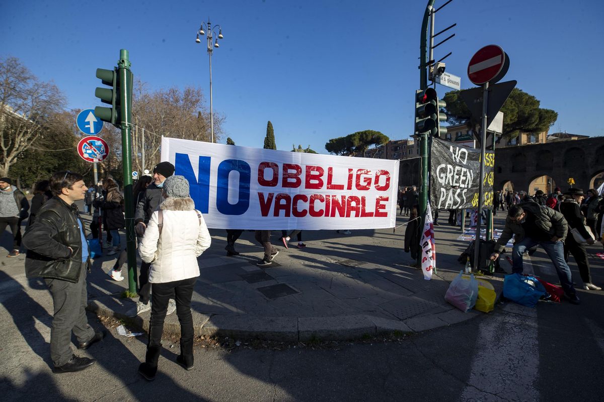 L’ultima arma antifascista è il culto sanitario