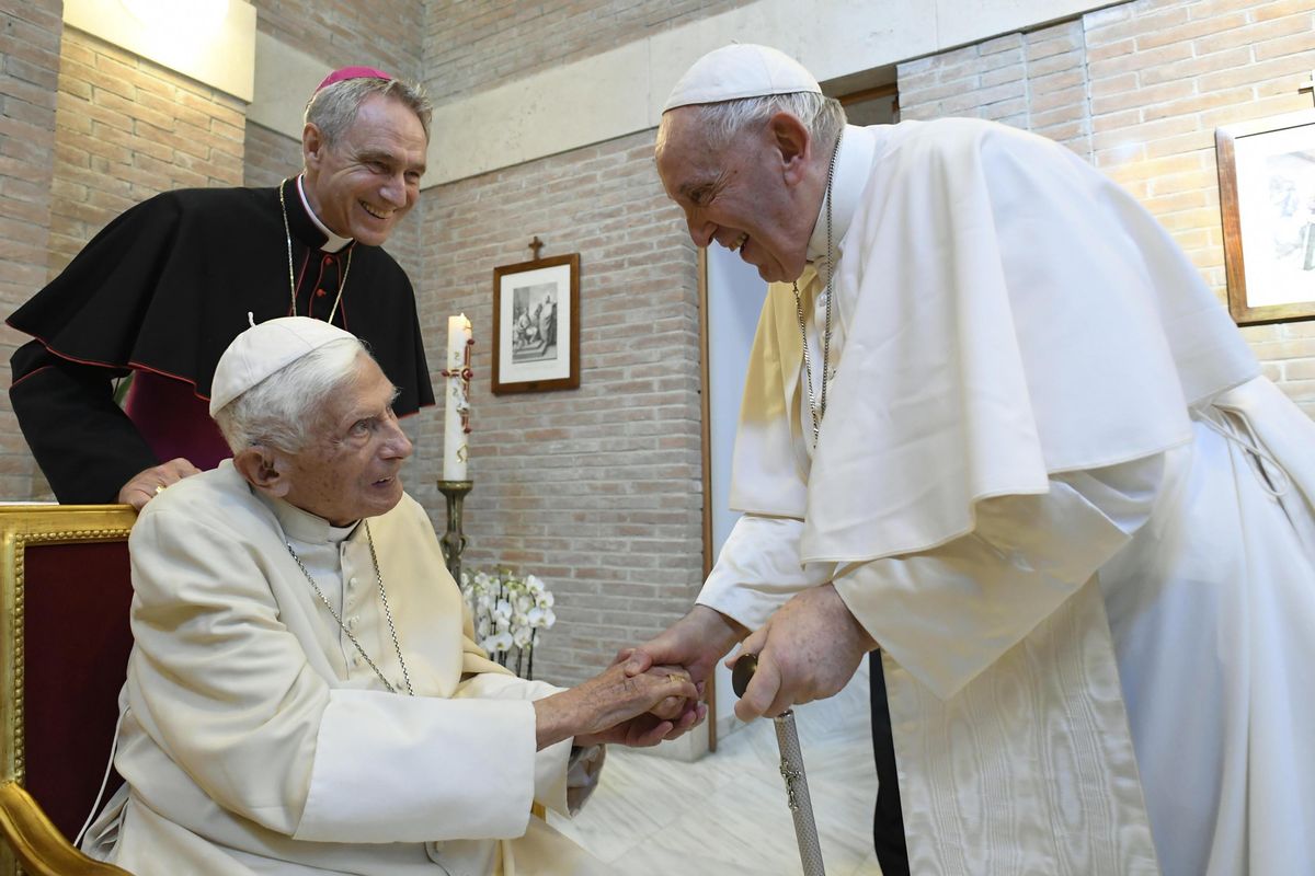 Francesco: «Pregate per Benedetto XVI». Si teme per la salute del Papa emerito