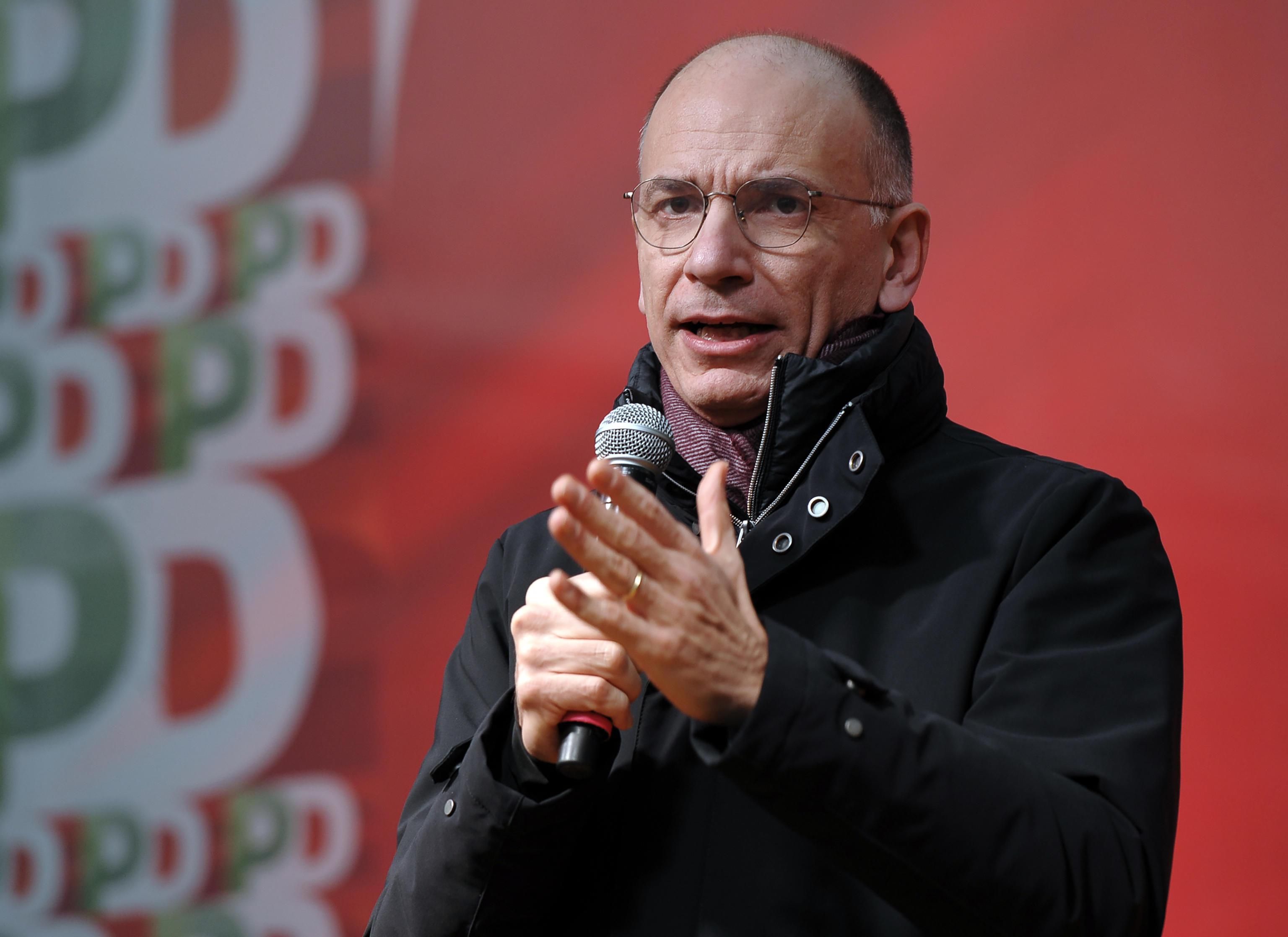 Pd verso il funerale, manca solo la data. Terzo polo e 5 stelle suonano l’agonia