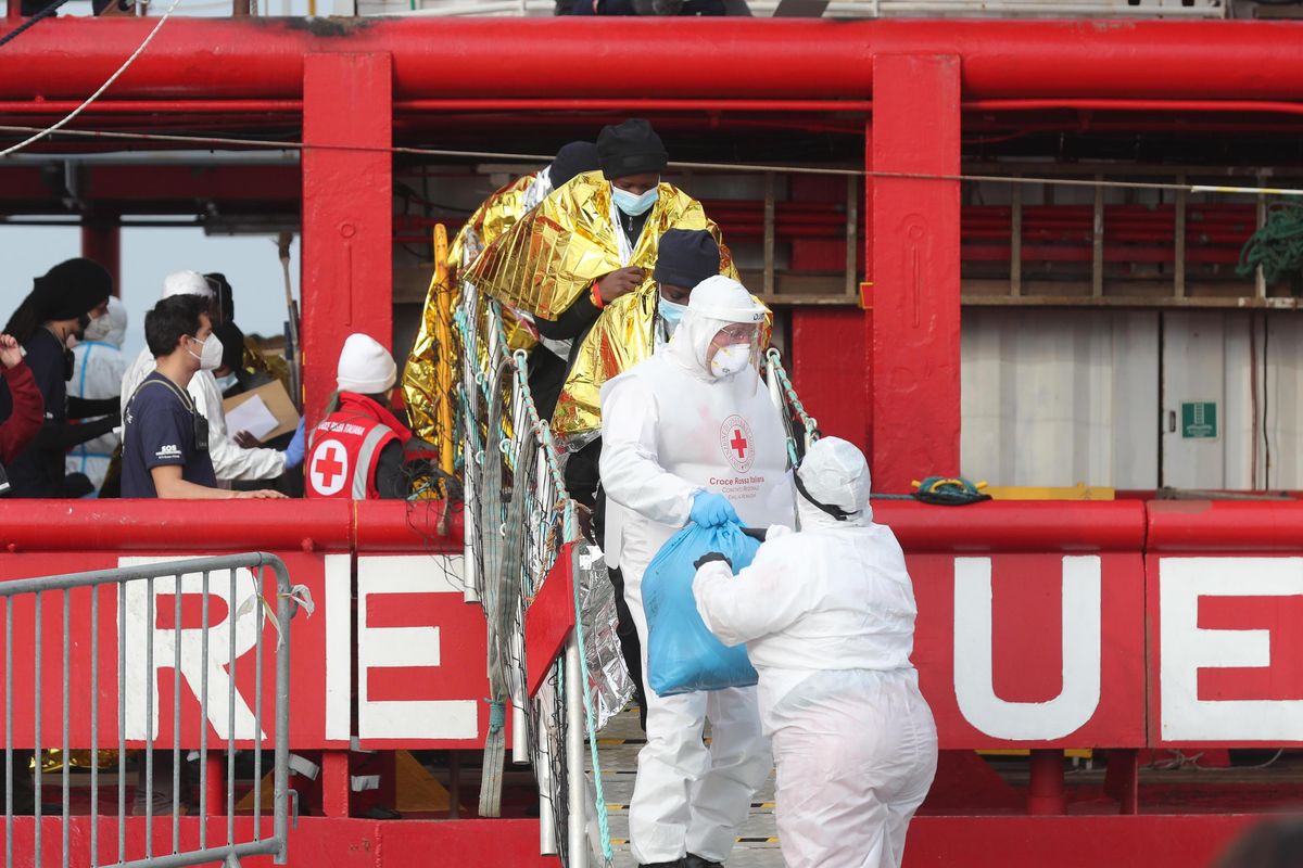 Il decreto anti Ong ha troppi buchi: non fermerà i «taxi»