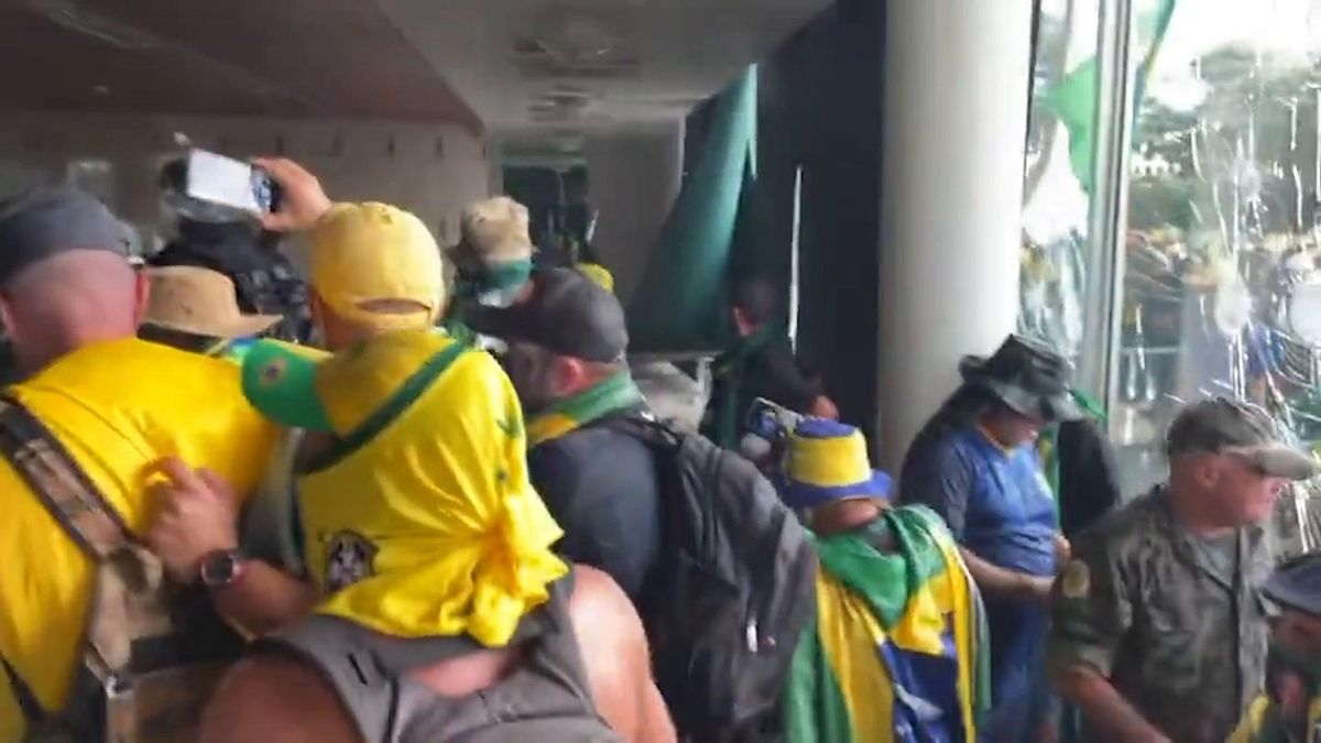 Brasile, i sostenitori di Bolsonaro assaltano il Parlamento