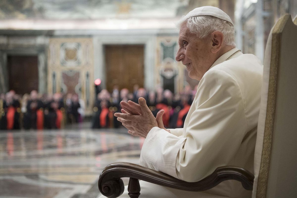 Ci lascia Benedetto XVI, il Papa che santifica la vita