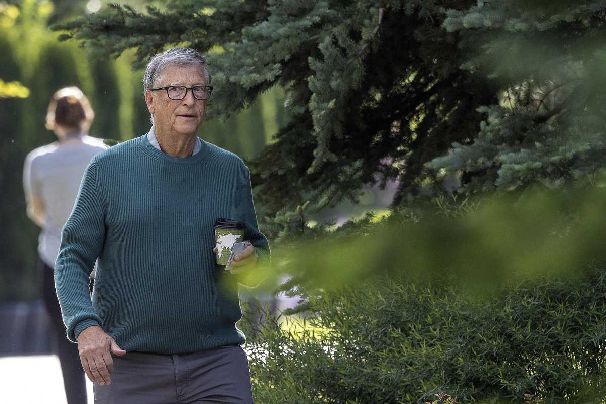 Vaccini, clima e mondiali di calcio. Gli strani legami di Gates con l’emiro