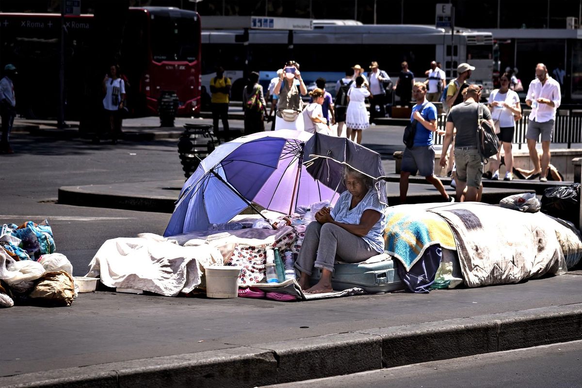 Le stazioni di Milano e Roma abbandonate al degrado