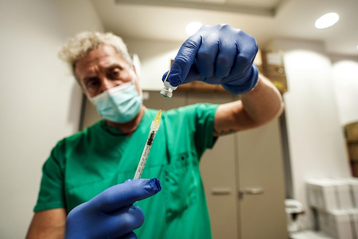 Gli effetti avversi dei divieti aumentano. La soluzione resta uguale: altre punture