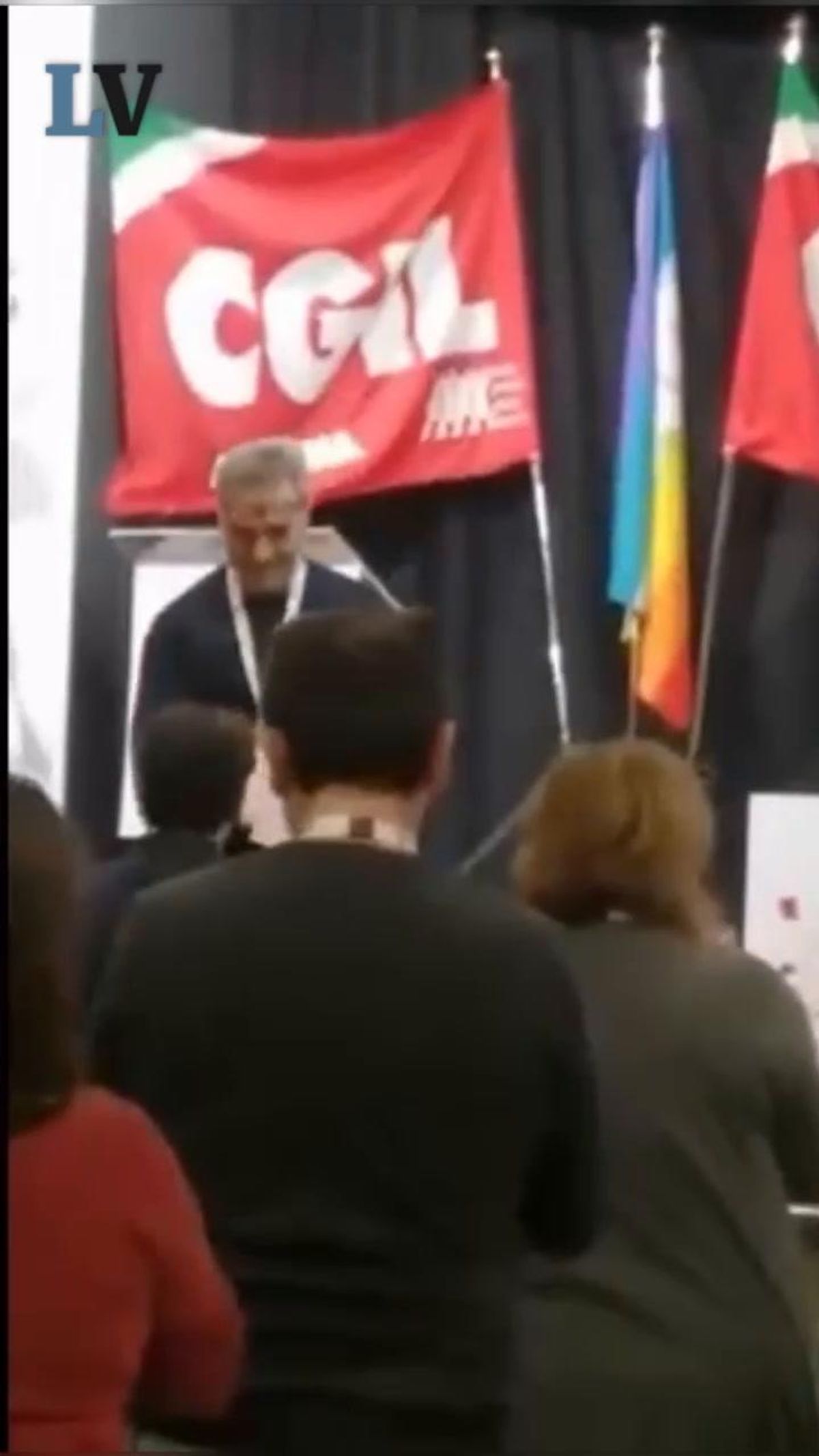 Inno sovietico e pugni chiusi al congresso CGIL con Landini