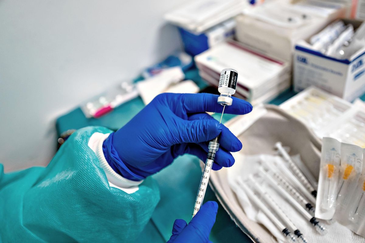 Più restrizioni, più vaccini, più morti