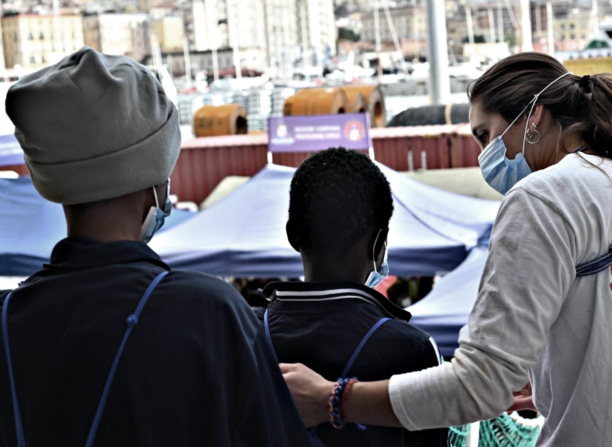 Molti migranti falsificano l’età e una legge targata Pd-M5s impedisce di accertarla