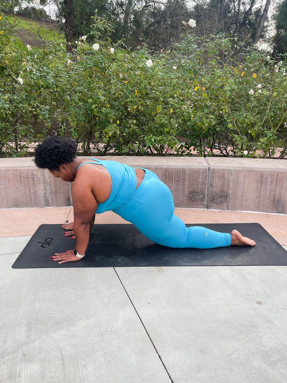 5 Easy Hip Opening Stretches For Beginners - xoNecole: Lifestyle ...