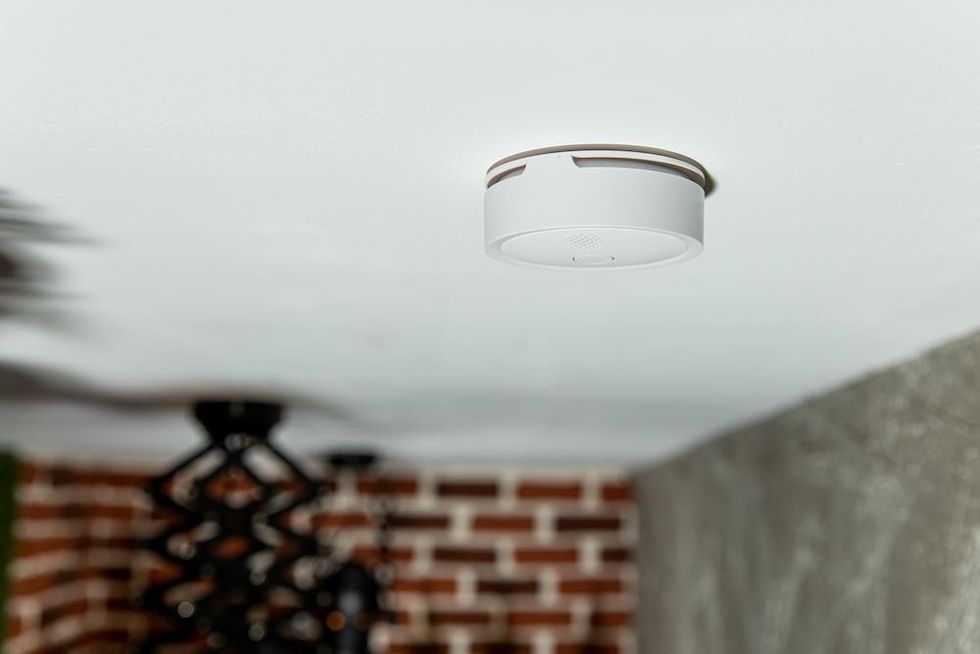 a photo of Shelly Plus Smoke Detector installed on a ceiling