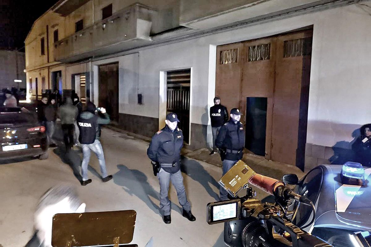 Spunta il terzo covo del capo dei capi. Lui diserta il processo per le stragi