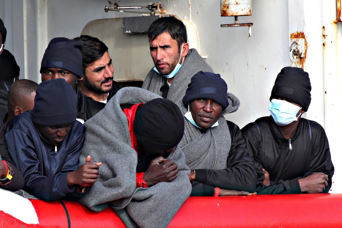 Favoreggiamento dell’immigrazione: reato pure senza accordi Ong-scafisti