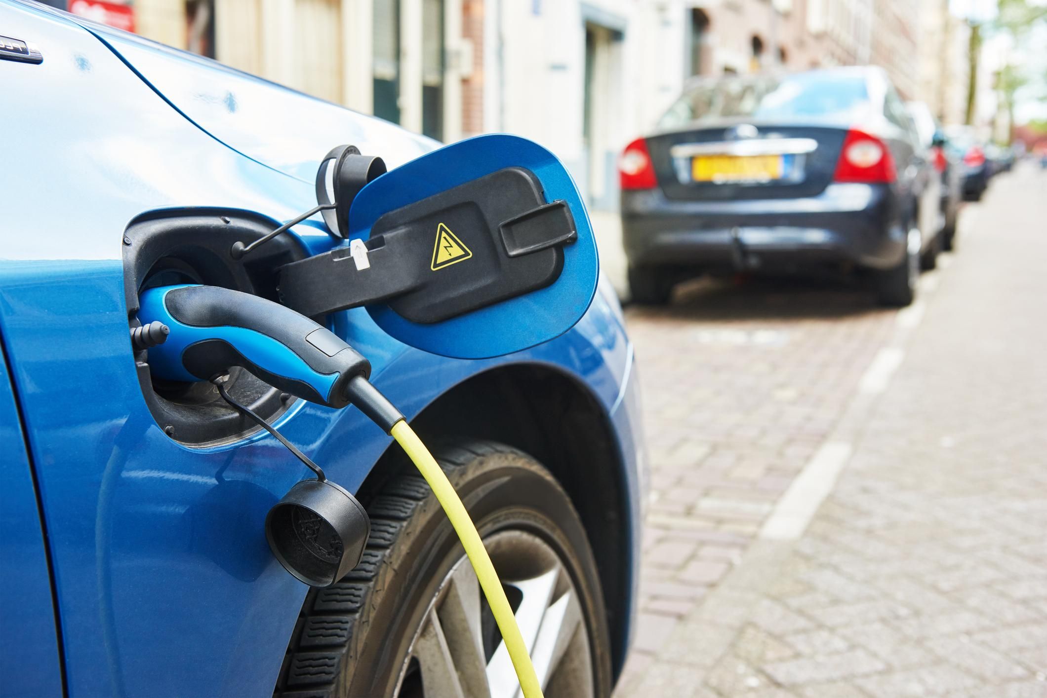 Tre nuove sberle all’ideologia dell’auto elettrica