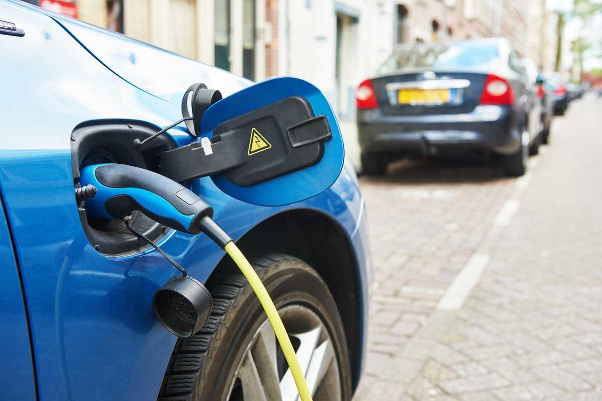 Tre nuove sberle all’ideologia dell’auto elettrica