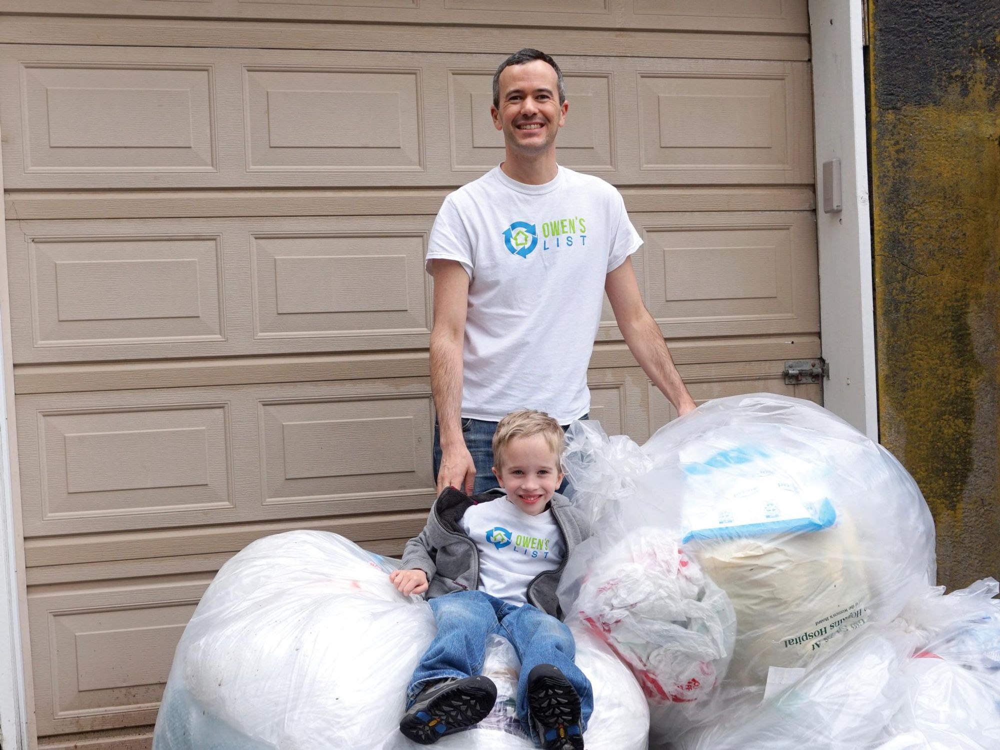 This is a Genius Way to Store Your Garbage Bags - Between Carpools