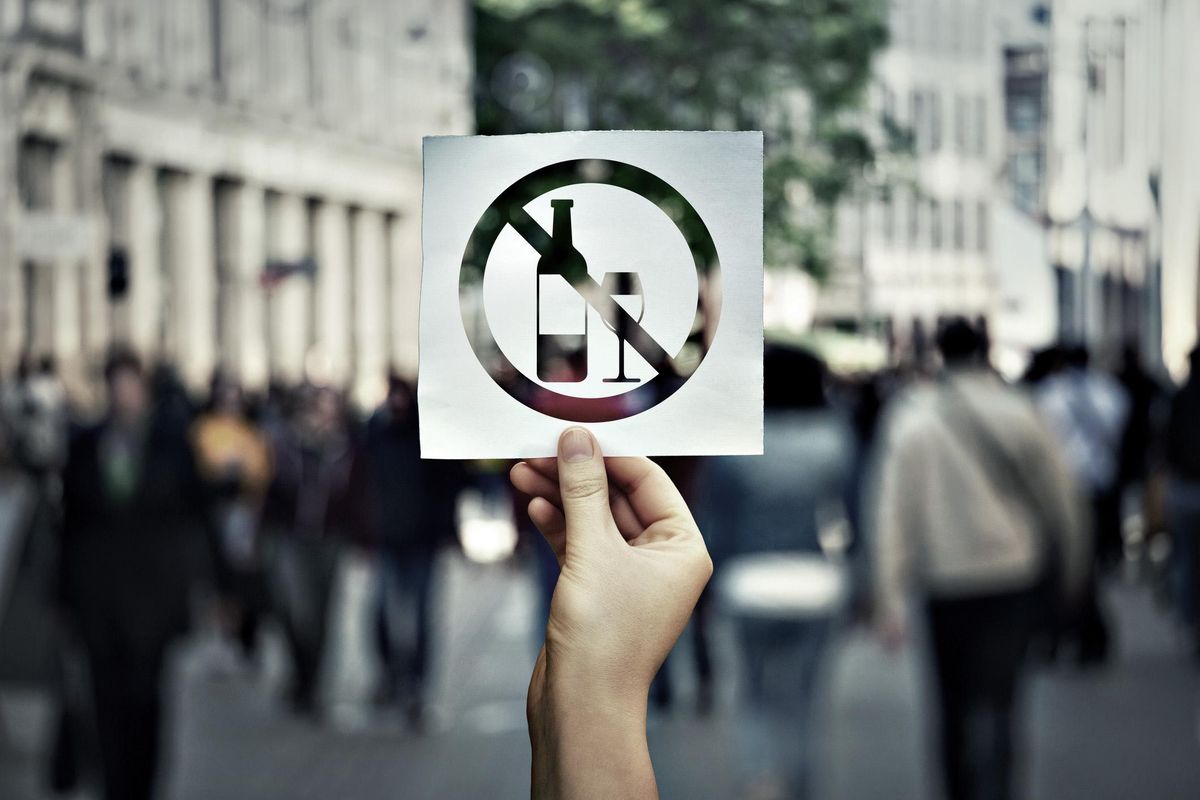 Dalle sigarette al vino: i nuovi puritani a caccia delle streghe