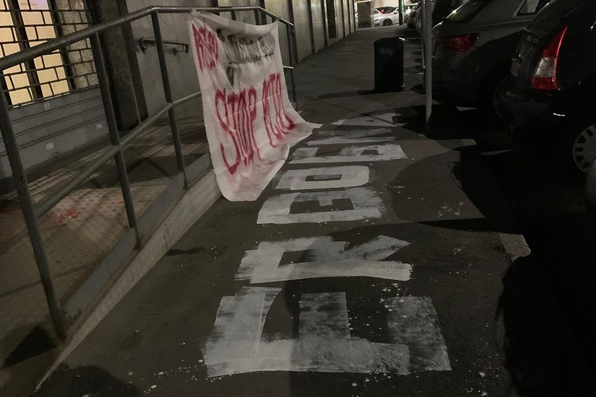 Gli sgangherati blitz degli ecopupazzi giovano a chi dicono di voler combattere